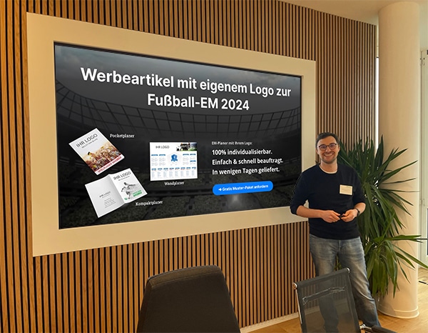 Vortrag über Fussball-Spielplaner mit Firmenlogo als Werbemittel zur EM 2024